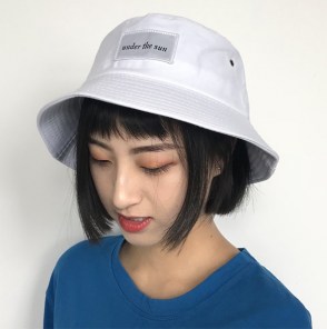 Белая панамка с надписью under the sun фото