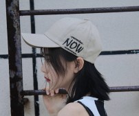 Бежевая кепка с козирком и надписью Now фото