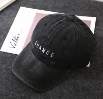 Кепка с легкой потертостью и надписью Chance фото