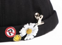 Черная бейсболка без козырька с ромашкой фото