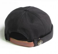 Черная бейсболка без козырька с ромашкой фото