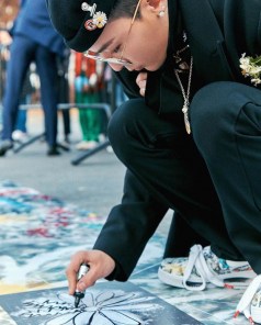 Черная бейсболка без козырька с ромашкой фото