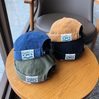 Крутая кепка без козырька с большой лейбой фото