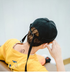 Модная кепка без козырька в клетку фото