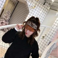 Козырек с леопардовым принтом фото