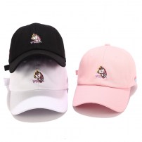 Женская кепка с маленьким единорогом фото