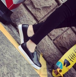 Женские слипоны на низкой белой подошве фото