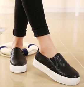 Женские слипоны под змеиную кожу - блестящие фото