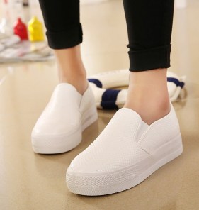 Женские слипоны под змеиную кожу - блестящие фото