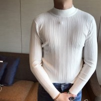 Приталенный мужской легкий свитер однотонный под горло