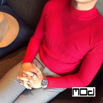 Приталенный мужской легкий свитер однотонный под горло фото