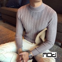 Приталенный мужской легкий свитер однотонный под горло фото