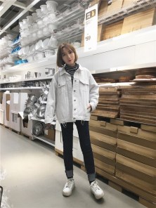 Женская джинсовая куртка с рваными локтями