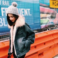 Женская джинсовая куртка с большим меховым воротником