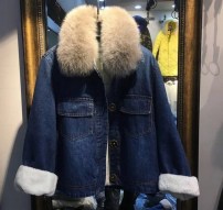 Женская теплая джинсовая куртка с пушистым воротником фото