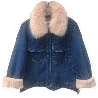 Женская теплая джинсовая куртка с пушистым воротником фото