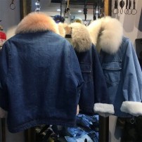 Женская теплая джинсовая куртка с пушистым воротником фото