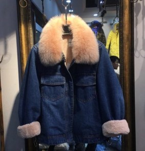 Женская теплая джинсовая куртка с пушистым воротником фото