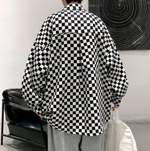 Куртка oversize в бело черную клетку с большим карманом фото