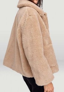 Женская плюшевая короткая куртка на пуговицах фото