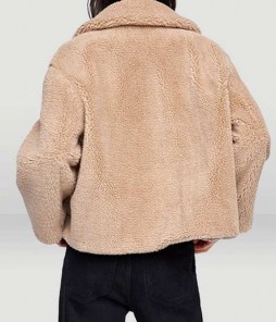 Женская плюшевая короткая куртка на пуговицах фото