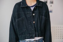 Короткая джинсовая куртка оверсайз с шелковой лентой на спине фото