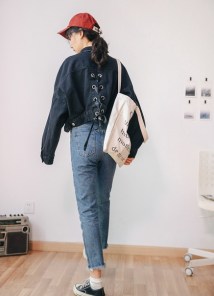 Короткая джинсовая куртка оверсайз с шелковой лентой на спине фото