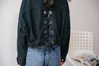 Короткая джинсовая куртка оверсайз с шелковой лентой на спине фото