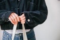 Короткая джинсовая куртка оверсайз с шелковой лентой на спине фото