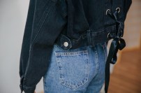 Короткая джинсовая куртка оверсайз с шелковой лентой на спине фото