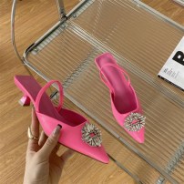 Яркие женские туфли с брошью на небольшом каблучке фото