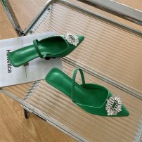 Яркие женские туфли с брошью на небольшом каблучке фото