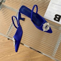 Яркие женские туфли с брошью на небольшом каблучке фото