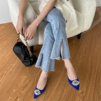 Яркие женские туфли с брошью на небольшом каблучке фото