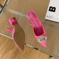 Яркие женские туфли с брошью на небольшом каблучке фото