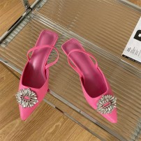 Яркие женские туфли с брошью на небольшом каблучке фото