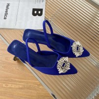 Яркие женские туфли с брошью на небольшом каблучке фото