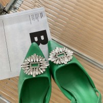 Яркие женские туфли с брошью на небольшом каблучке фото