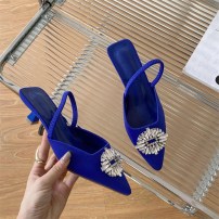 Яркие женские туфли с брошью на небольшом каблучке фото