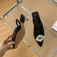 Яркие женские туфли с брошью на небольшом каблучке фото