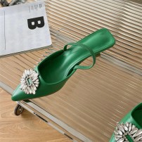 Яркие женские туфли с брошью на небольшом каблучке фото