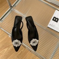 Яркие женские туфли с брошью на небольшом каблучке фото