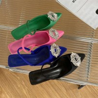 Яркие женские туфли с брошью на небольшом каблучке фото