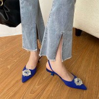 Яркие женские туфли с брошью на небольшом каблучке фото