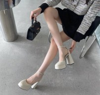 Модные женские туфли - босоножки Мэри Джейн на высоком грубом каблуке фото