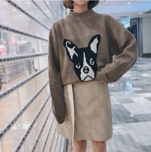 Свободный вязанный свитер с милой собачкой фото