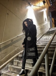 Черная мантия с готичискими нашивками и ремнем фото