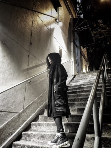 Черная мантия с готичискими нашивками и ремнем фото