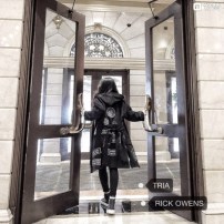 Черная мантия с готичискими нашивками и ремнем фото