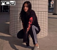 Легкая черная кофта лонгслив с огнем на рукавах фото